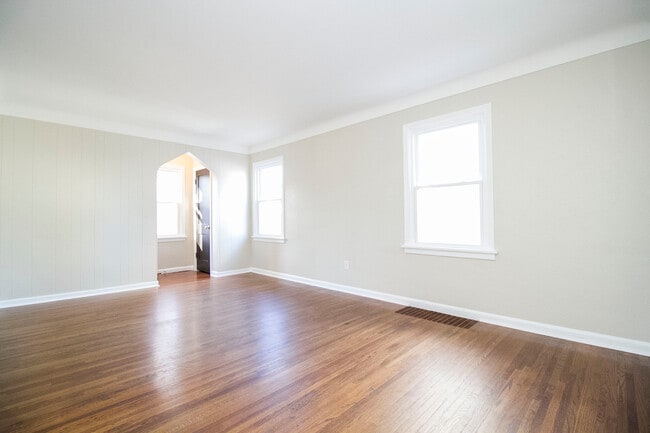 Foto del edificio - 4353 Lyman Ave