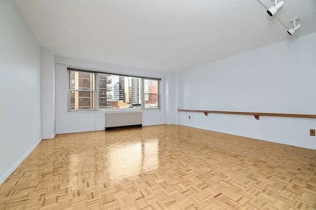 Building Photo - Spacious 1 Bedroom 1 Bathroom
