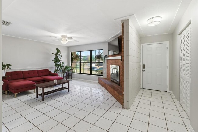 Building Photo - 1411 Crest Dr