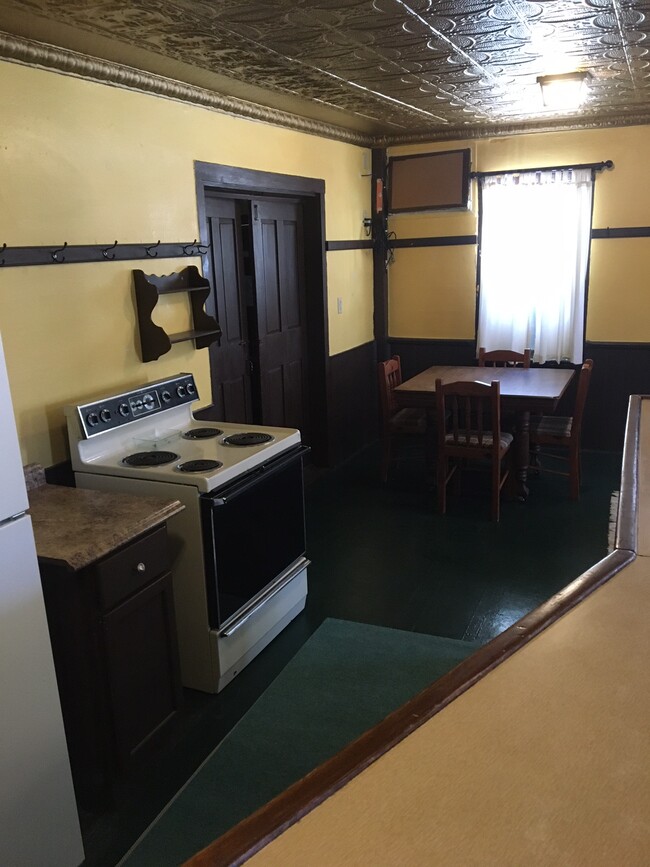 kitchen area dining - N8133 Franklin Rd