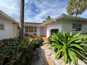 Building Photo - 1653 Poinsettia Dr