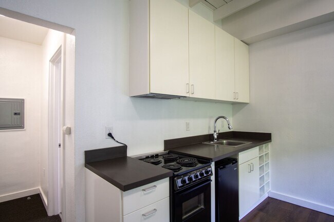 Foto del edificio - Minimalist Studio Loft: Vaulted Ceilings &...