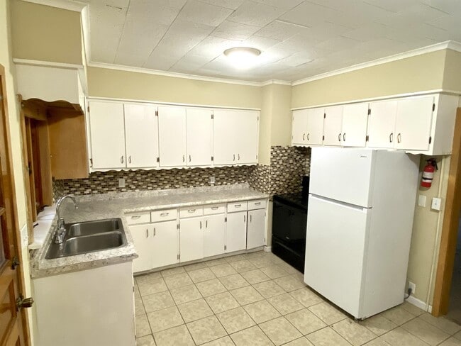 Building Photo - 611 Crown Ave