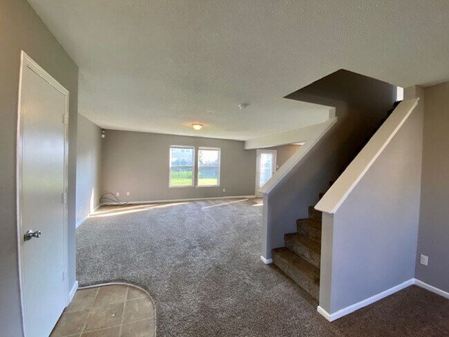 Building Photo - Wonderful 3 Bedroom/2.5 Bath Loft in Lawrence