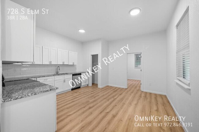 Building Photo - 728 S Elm St