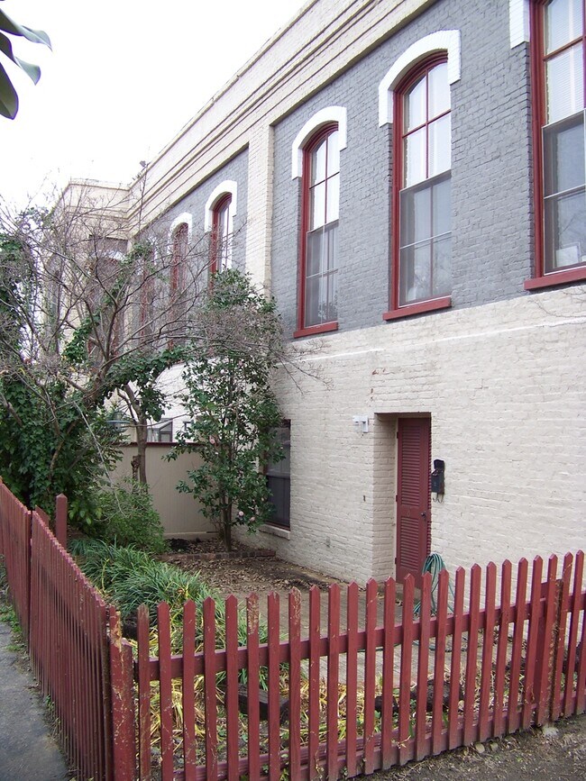 Foto del edificio - 1 BR / 1 BA Church Hill Garden Apt. Sorry,...