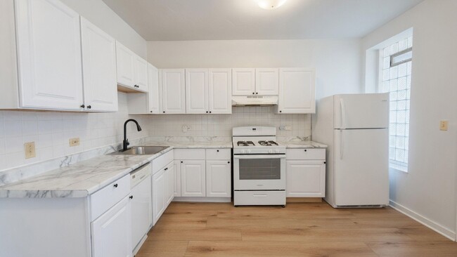 Building Photo - 1441 W North Shore Ave