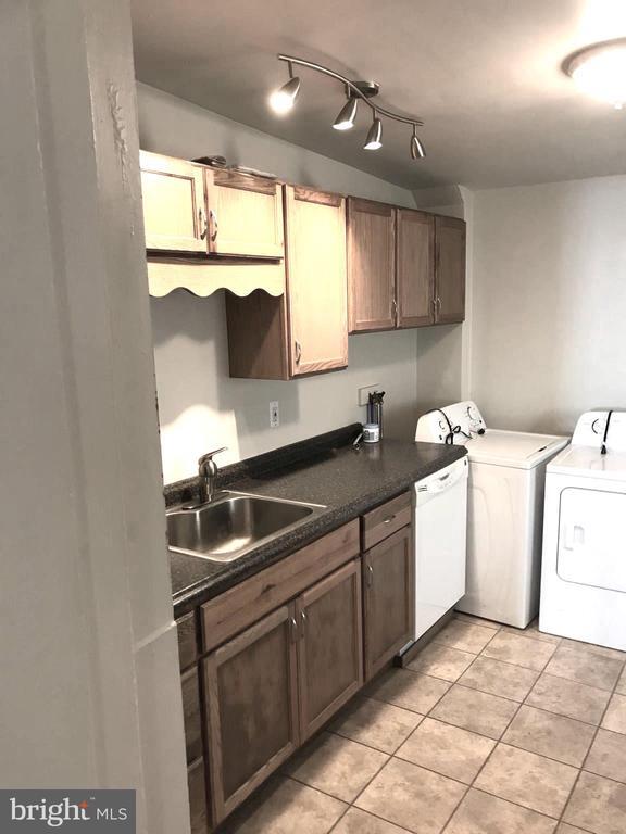 Building Photo - 145 Levering St