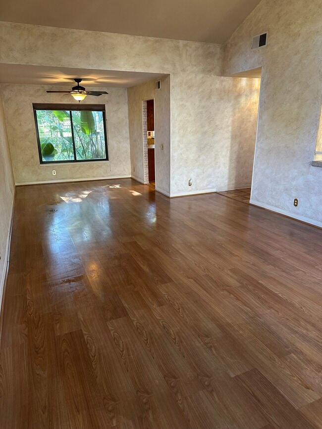 Sala y comedor - 1101 Heatherview Dr