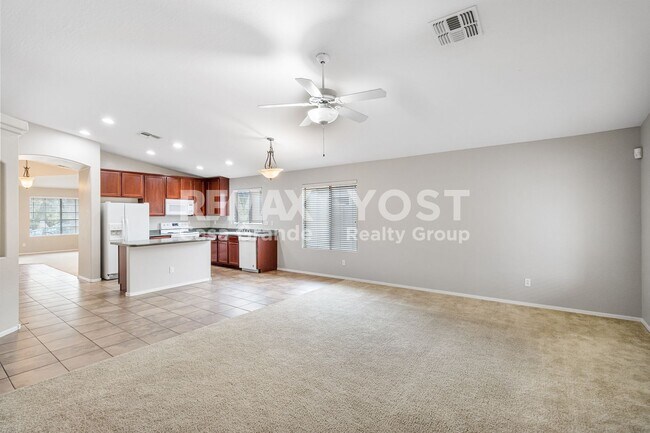 Foto del edificio - Open Concept Living with a Den That Does More!