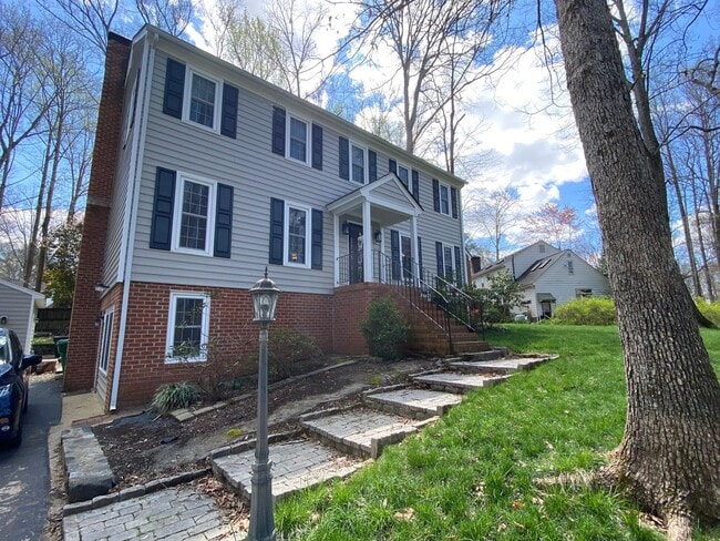 Building Photo - Absolutely Stunning 4bdrm/2.5bth Colonial ...