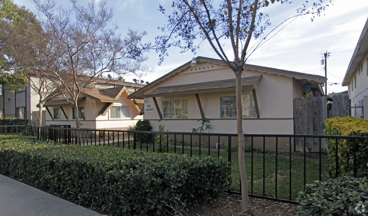 Foto principal - 4825 Canoga St
