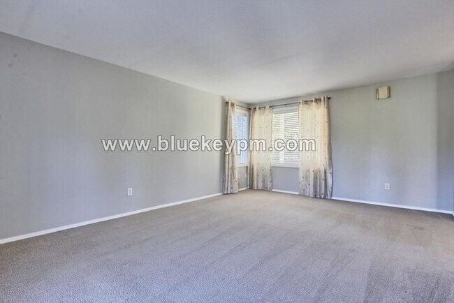 Building Photo - 3 Bed, 1 Bath Home in Beaverton with Prima...