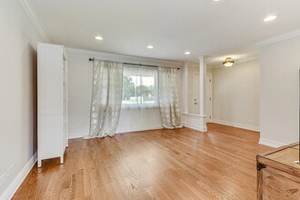 Building Photo - 585 Woodlawn St