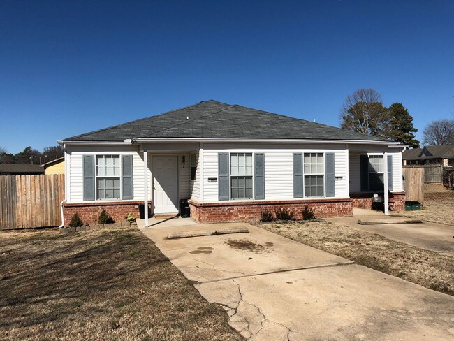 Building Photo - 2 BEDROOM DUPLEX BY BYPASS