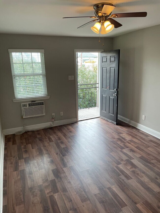 Building Photo - 1BD/1BA in Gated Complex Two Blocks off St Charles Ave