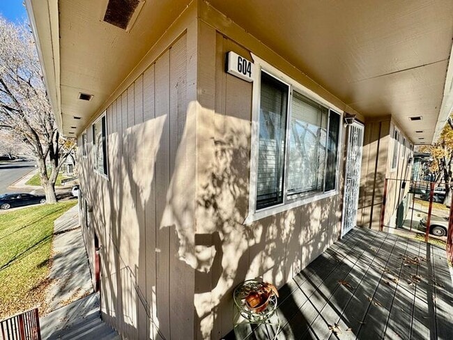 Building Photo - 604 Oakwood Dr