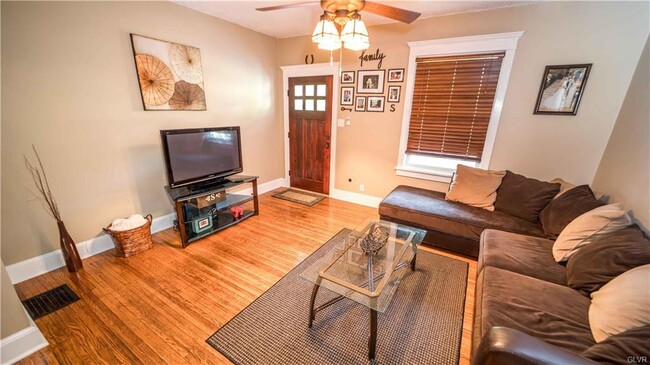 living room - 908 Porter St