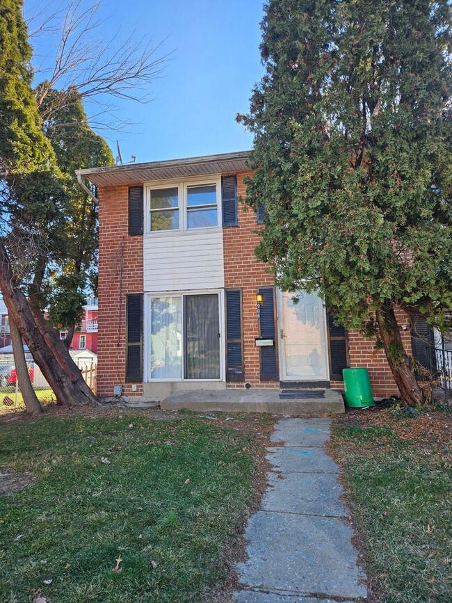 Building Photo - 906 E King St