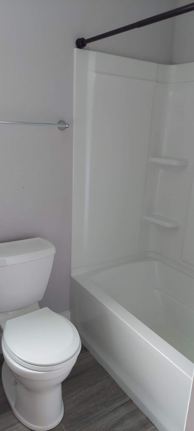 Baño del pasillo - 907 Cherry Ln