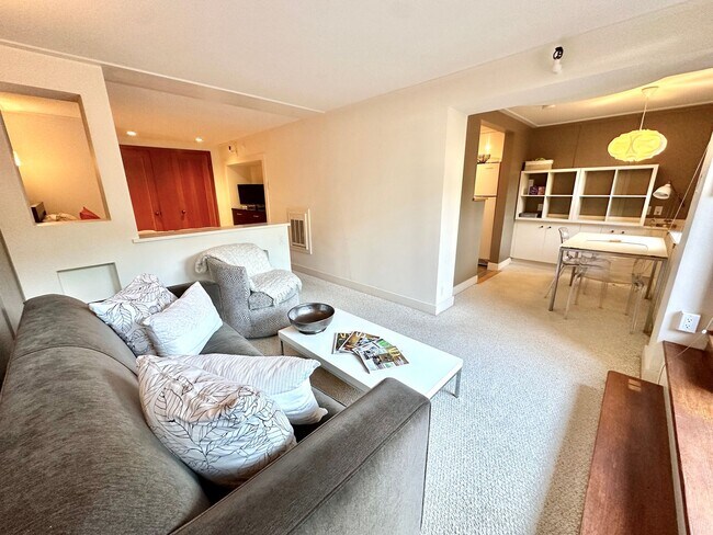 Foto del edificio - Fully Furnished Jr. 1 Bedroom with Gorgeou...