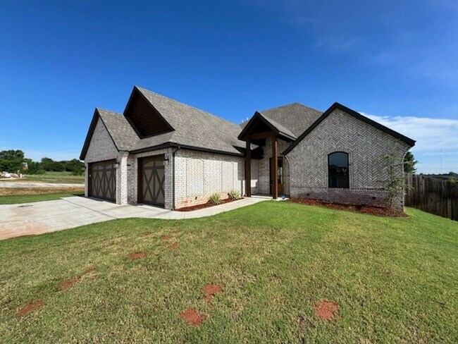 Building Photo - Beautiful almost brand new home in Mustang!