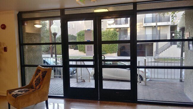 Vestíbulo de la puerta principal - 4430 Noble Ave