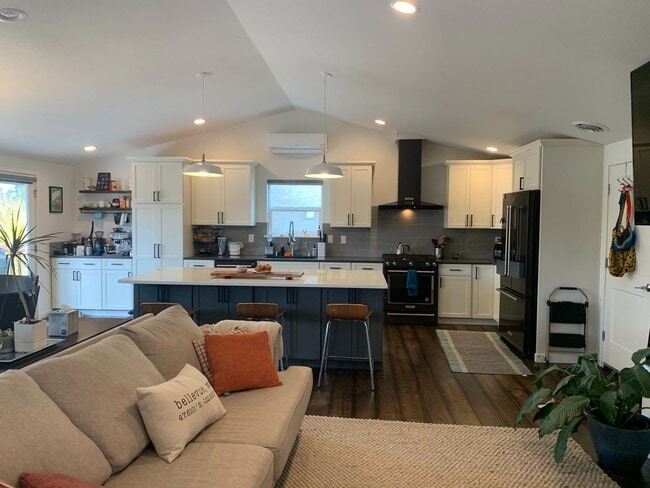 Building Photo - Completely Renovated 4 Bed, 3 bath Bellevu...
