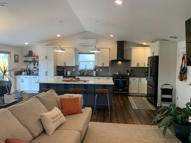 Foto del edificio - Completely Renovated 4 Bed, 3 bath Bellevu...