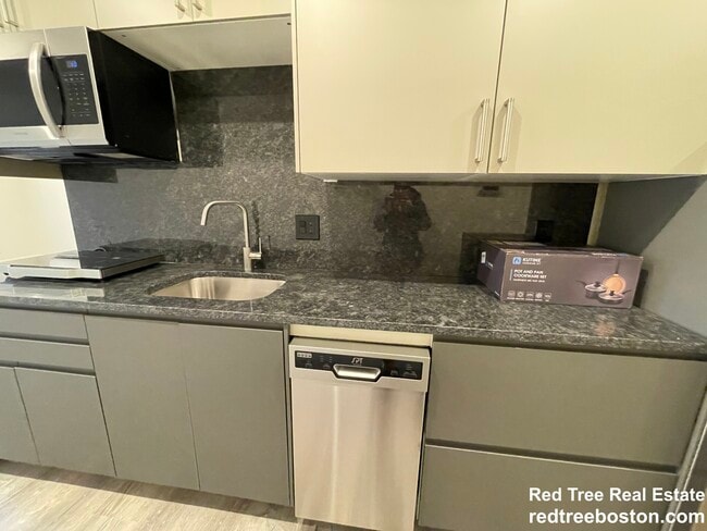 Building Photo - 1028a Commonwealth Ave