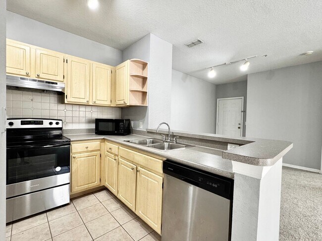 Building Photo - Renovated 2/2 Condo located in Visconti! - New Carpet