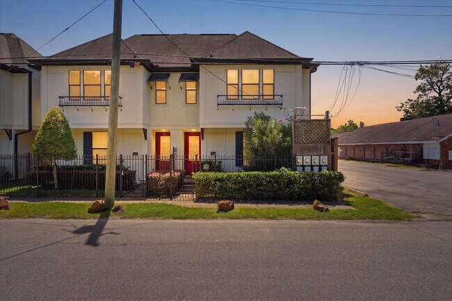 Foto del edificio - Awesome Two Story town home located in the heart of the city!
