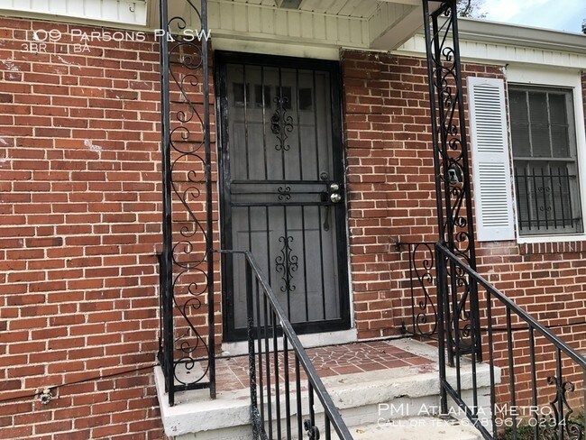 Building Photo - Renovated 3 Bedroom Home in Ashview Heights