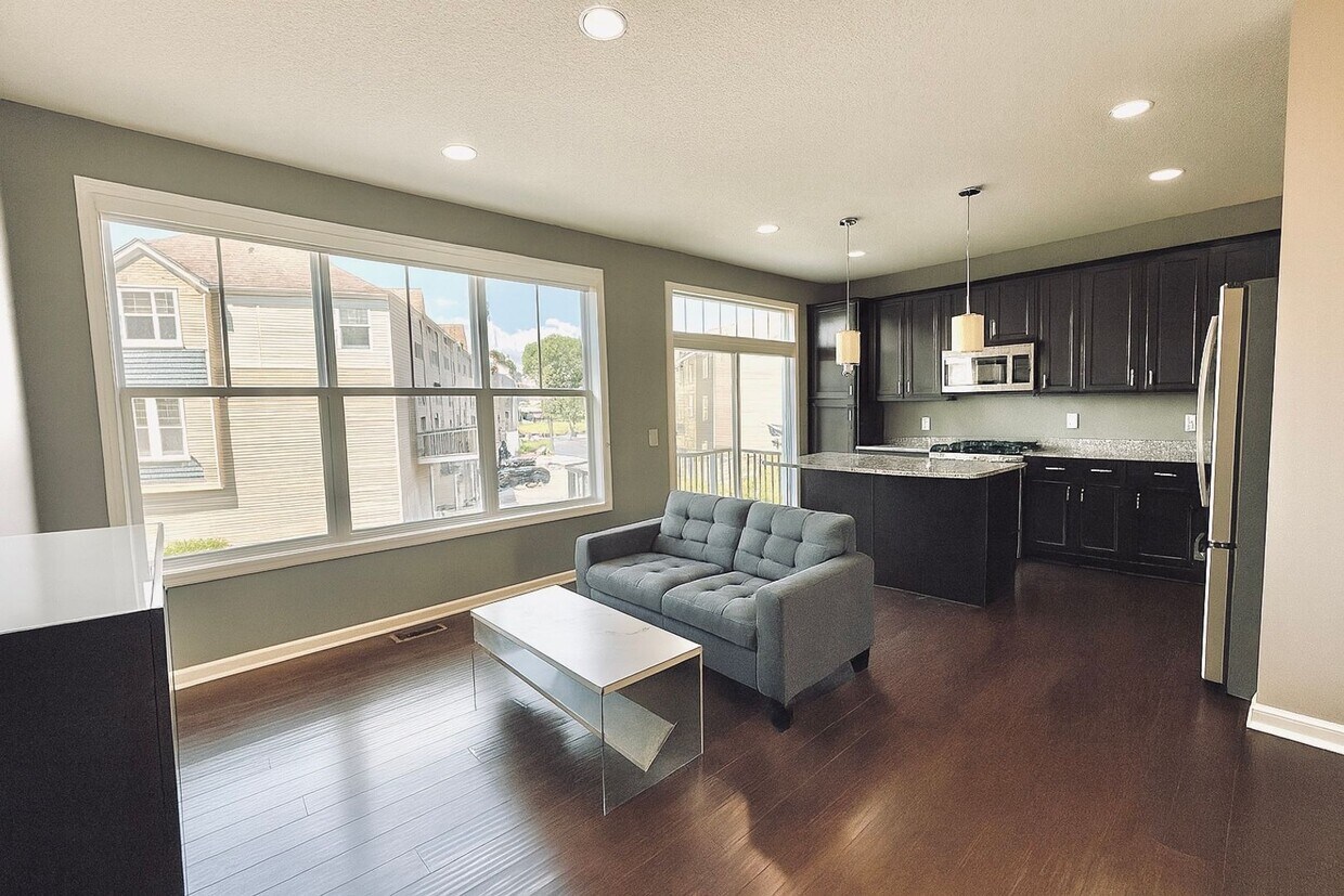 Foto principal - Updated 4bed/3bath Townhome in Prime Maple...