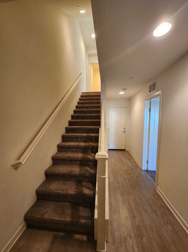 Foto del edificio - Gorgeous Tri-level Townhouse 3 beds 3 1/2 ...