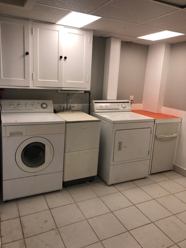 Building Photo - Single Family Home - River Views - Updated Finishes!