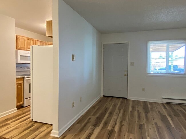 Building Photo - 2 bedrooms, 2 bathrooms