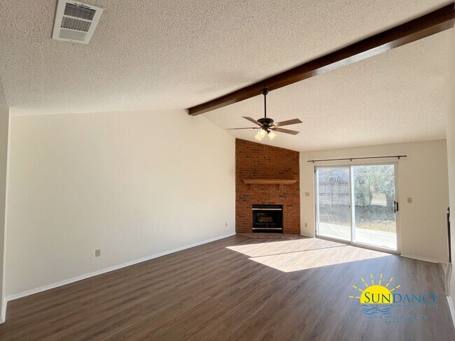 Building Photo - Great 3 Bedroom Family Home With Bonus Room in Niceville!