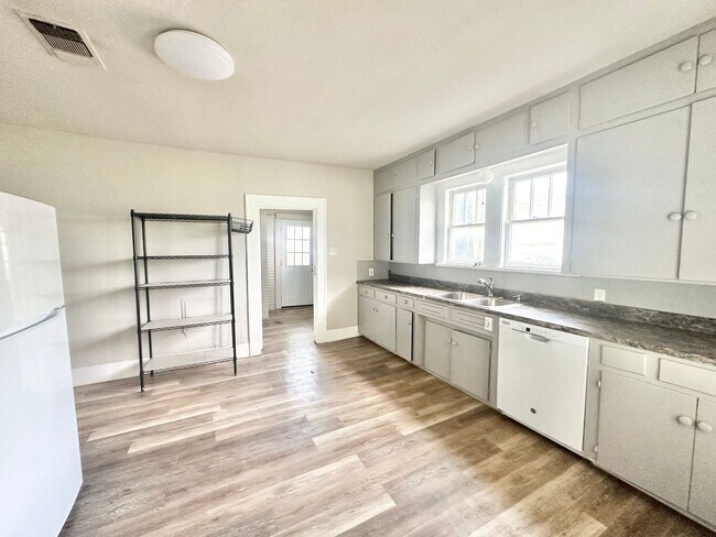 Foto del edificio - 2613 N Elm St