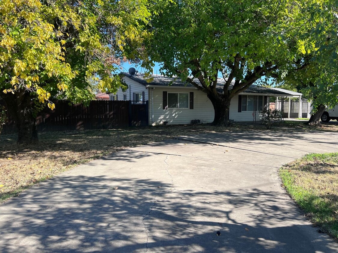 Building Photo - Beautiful 3 Bed / 2 Bath Home