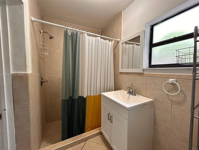 Foto del edificio - 1328 W 82nd St