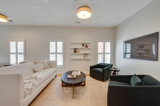 Foto del edificio - 242 Shawmut Ave
