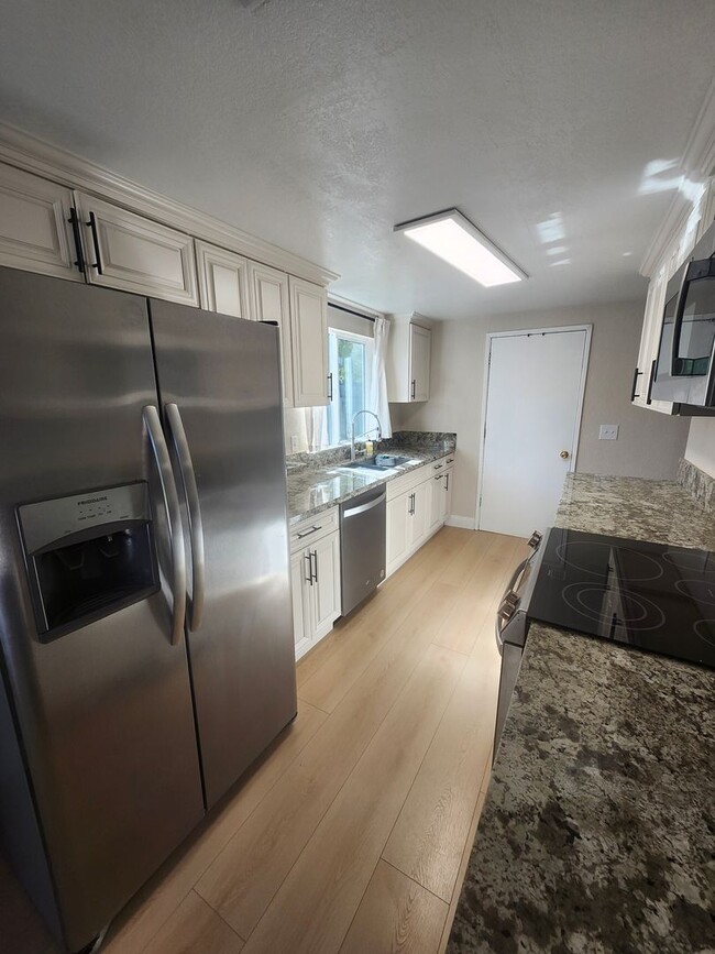 Building Photo - Charming 3-Bedroom Home with Spacious Yard...