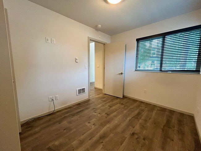 Building Photo - East Queen Anne Townhouse