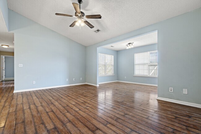 Foto del edificio - 527 3rd Loop Rd