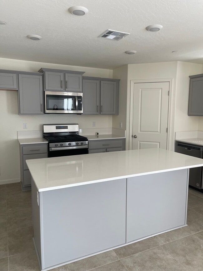 Foto del edificio - 4-Bedroom, 2.5-Bath Corner Home