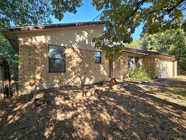 Foto del edificio - AVAILABLE NOW!