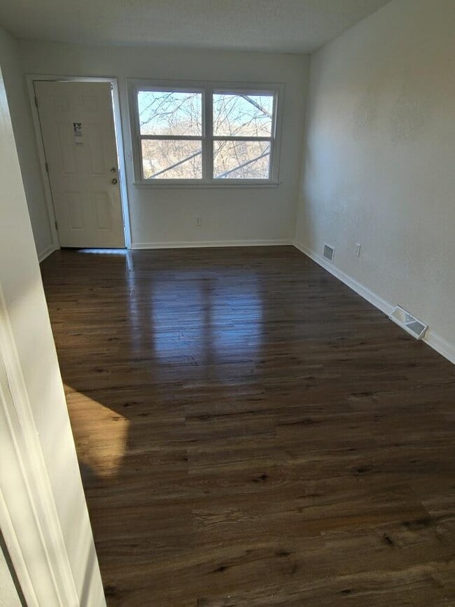 Living room - 401 S Forest Ave