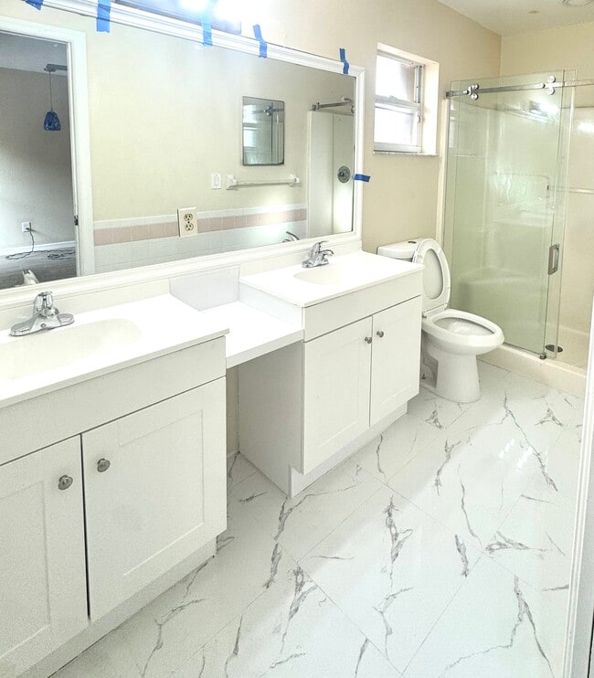 Building Photo - 652 SW Sarazen Ave