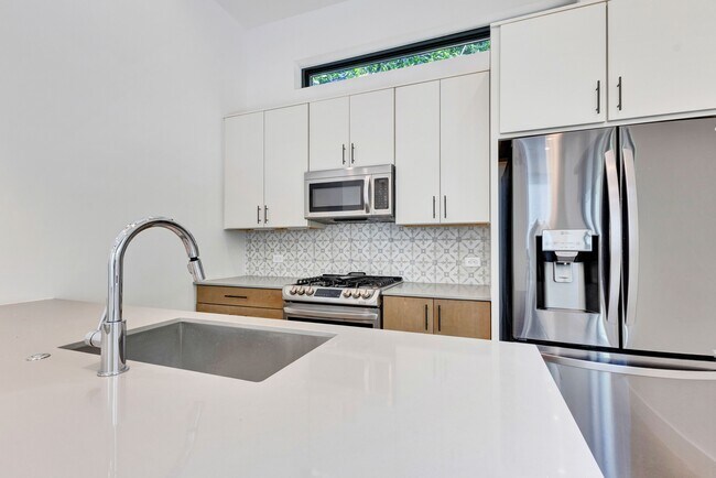 Building Photo - 202 W Odell St